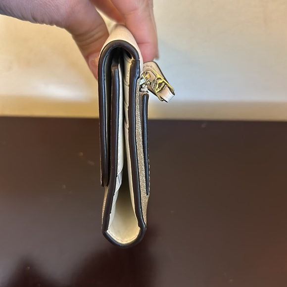 Coach white wallet. Good condition, coach and buggy icon! - Picture 7 of 9